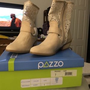 NWT Women’s Ivory Boots